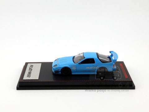 Model samochodu Mazda RX-7 FC3S RE Amemiya Light Blue  w skali 1:64 - bok
