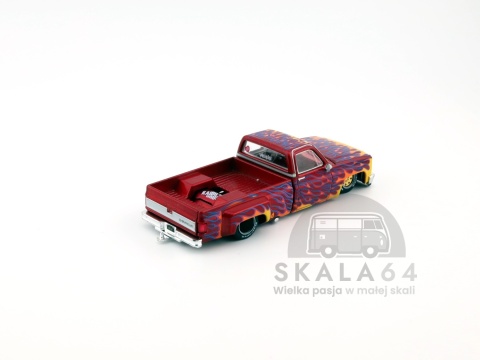Model samochodu Kaido House 127 Chevrolet Silverado Dually On Fire V1 w skali 1:64 - tył