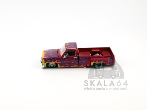 Model samochodu Kaido House 127 Chevrolet Silverado Dually On Fire V1 w skali 1:64 - bok