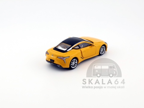 Model samochodu Lexus LC500 Yellow 1st Special Edition w skali 1:64 - tył