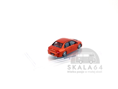 Model samochodu Mitsubishi Lancer Evolution VII Custom Orange w skali 1:64 - tył
