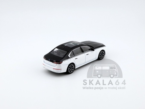 Model samochodu BMW i7 xDrive60 Alpha White / Black Sapphire w skali 1:64 - tył