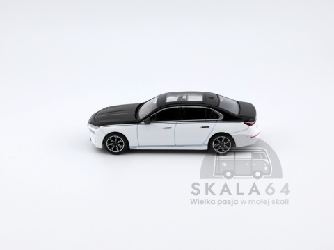 Model samochodu BMW i7 xDrive60 Alpha White / Black Sapphire w skali 1:64 - bok