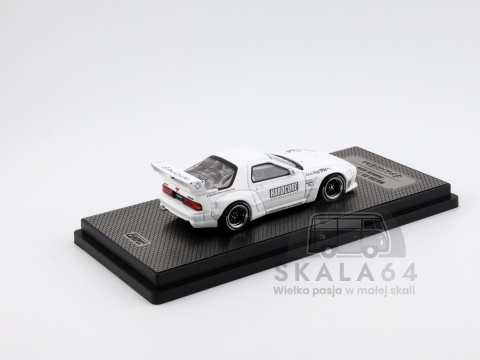 Model samochodu Mazda RX7 RX-7 FC3S Pandem Aero Rocket Bunny w skali 1:64 - tył