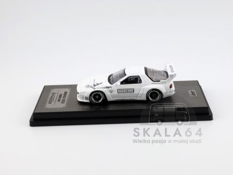Model samochodu Mazda RX7 RX-7 FC3S Pandem Aero Rocket Bunny w skali 1:64 - bok