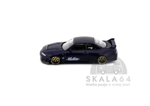 Model samochodu Nissan Skyline GT-R R33 Active Carbon R V2 w skali 1:64 - bok