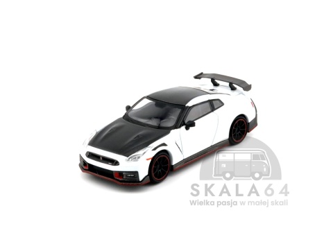 Model samochodu Nissan GT-R Nismo R35 2024 Brilliant White Pearl w skali 1:64 - przód