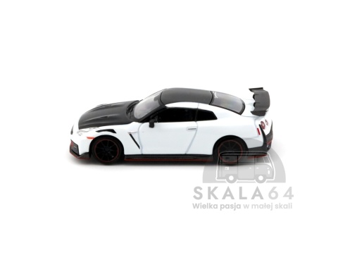 Model samochodu Nissan GT-R Nismo R35 2024 Brilliant White Pearl w skali 1:64 - bok