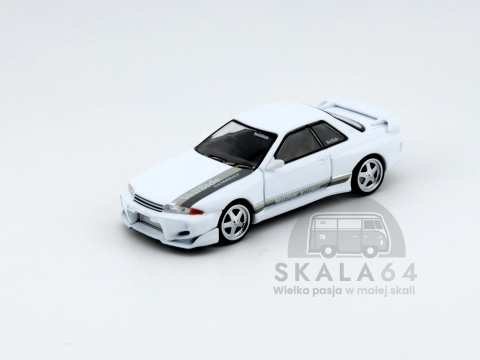 Model samochodu Nissan Skyline GT-R R32 VeilSide Combat C-I White w skali 1:64 - przód