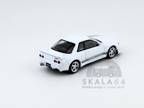 Model samochodu Nissan Skyline GT-R R32 VeilSide Combat C-I White w skali 1:64 - tył