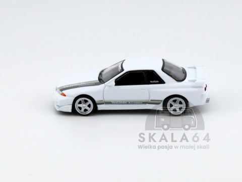 Model samochodu Nissan Skyline GT-R R32 VeilSide Combat C-I White w skali 1:64 - bok