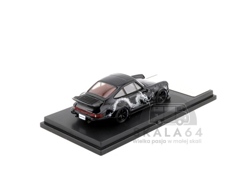 Model samochodu Porsche 911 RWB 930 RAUH-Welt Akira Nakai Black w skali 1:64 - tył
