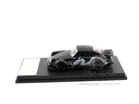 Model samochodu Porsche 911 RWB 930 RAUH-Welt Akira Nakai Black w skali 1:64 - bok