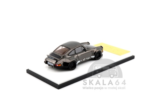 Model samochodu Porsche 911 RWB 930 RAUH-Welt Akira Nakai Chrome Gunmetal Black w skali 1:64 - tył
