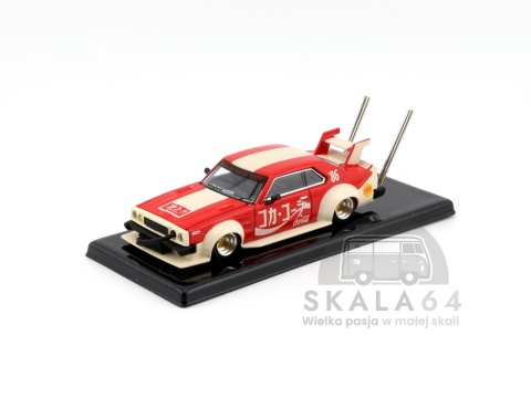 Model samochodu Nissan Skyline C210 Kaido Racer Bosozoku Style Coca-Cola w skali 1:64 - przód