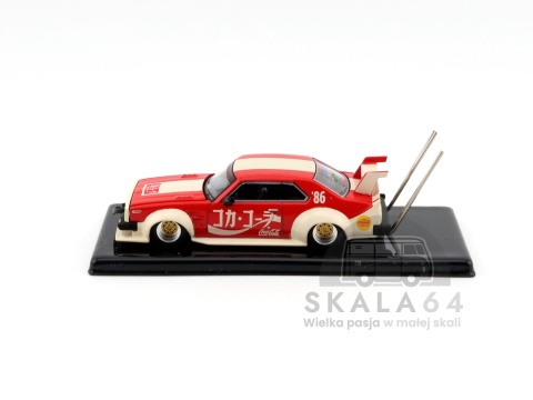 Model samochodu Nissan Skyline C210 Kaido Racer Bosozoku Style Coca-Cola w skali 1:64 - bok