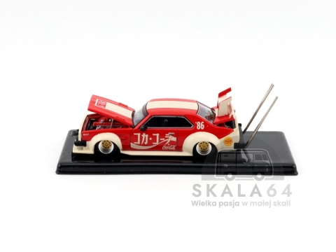 Model samochodu Nissan Skyline C210 Kaido Racer Bosozoku Style Coca-Cola w skali 1:64 - elementy