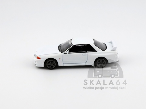 Model samochodu Nissan Skyline GTR R32 Crystal White w skali 1:64 - bok
