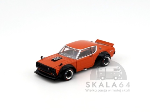 Model samochodu Nissan Skyline GT-R V8 Drift Kenmeri Orange w skali 1:64 - przód