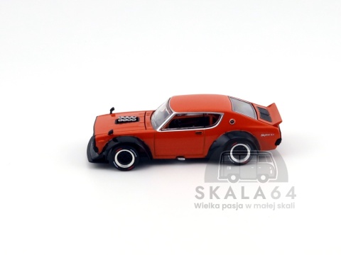 Model samochodu Nissan Skyline GT-R V8 Drift Kenmeri Orange w skali 1:64 - bok