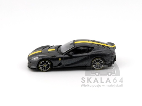 Model samochodu Ferrari 812 Competizione Grigio Competizione w skali 1:64 - bok