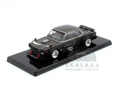 Model samochodu Nissan Skyine GT-R V8 Drift Hakosuka Coca-Cola w skali 1:64 - przód