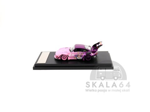 Model samochodu Porsche 911 RWB 993 Dragon Ball Z Majin Buu Pink Purple w skali 1:64 - bok