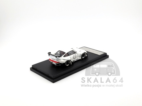 Model samochodu Porsche 911 RWB 993 White w skali 1:64 - tył