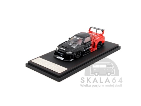 Model samochodu Nissan Skyline R34 LBWK-ER34 Liberty Walk ADVAN w skali 1:64 - przód