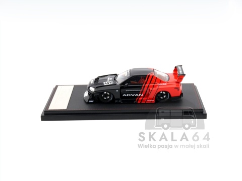 Model samochodu Nissan Skyline R34 LBWK-ER34 Liberty Walk ADVAN w skali 1:64 - bok
