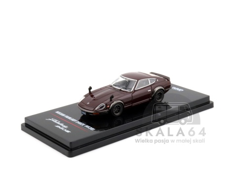 Model samochodu Nissan Fairlady 240ZG HS30 Maroon Dark Red w skali 1:64 - przód
