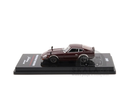 Model samochodu Nissan Fairlady 240ZG HS30 Maroon Dark Red w skali 1:64 - bok
