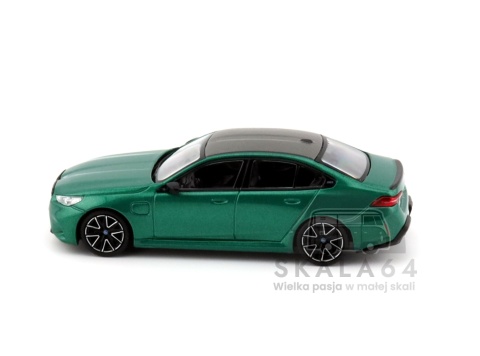 Model samochodu BMW M5 Isle of Man Green Metallic w skali 1:64 - bok