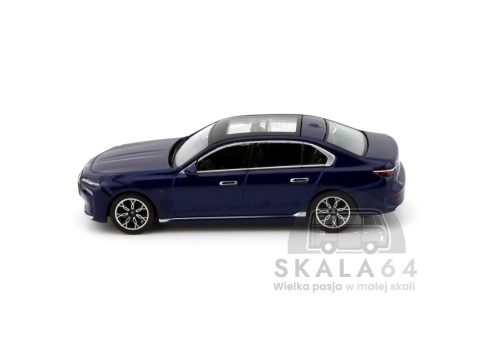 Model samochodu BMW i7 xDrive60 Tanzanite Blue Metallic w skali 1:64 - bok