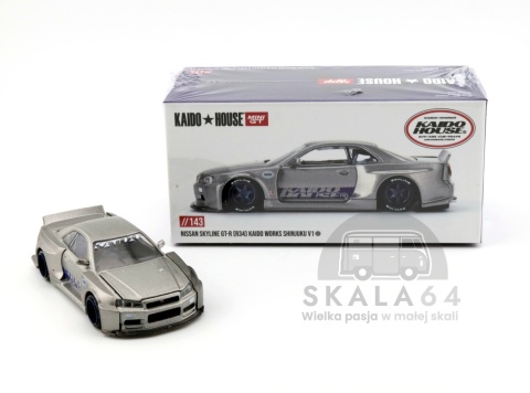 Model samochodu Nissan Skyline GT-R R34 Kaido Works SHINJUKU V1 w skali 1:64 - pudełko