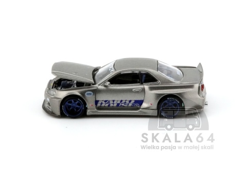 Model samochodu Nissan Skyline GT-R R34 Kaido Works SHINJUKU V1 w skali 1:64 - maska