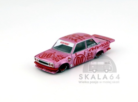 Model samochodu Datsun 510 Pro Street Buta V1 w skali 1:64 - przód