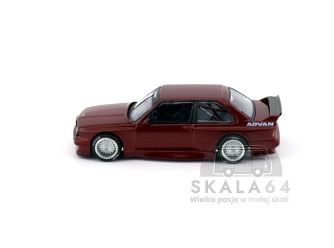 Model samochodu BMW M3 E30 Kaido GT V1 ADVAN w skali 1:64 - bok