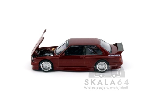 Model samochodu BMW M3 E30 Kaido GT V1 ADVAN w skali 1:64 - maska
