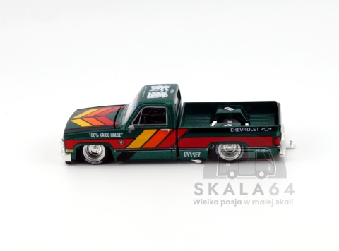 Model samochodu Chevrolet Silverado Kaido Works V3 w skali 1:64 - bok
