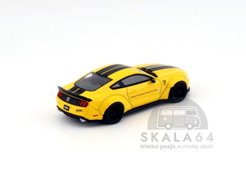 Model samochodu LB-WORKS Ford Mustang Triple Yellow w skali 1:64 - tył