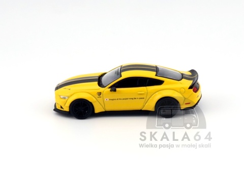 Model samochodu LB-WORKS Ford Mustang Triple Yellow w skali 1:64 - bok