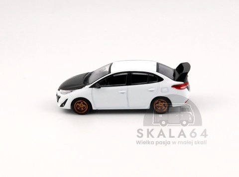 Model samochodu Toyota GR Vios White w skali 1:64 -  bok