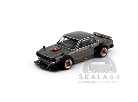 Model samochodu Nissan Skyline GT-R V8 Drift Hakosuka Dark Chrome w skali 1:64 - przód