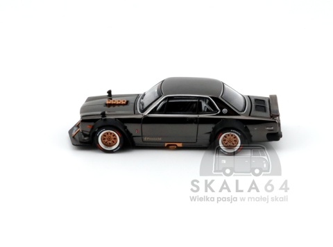 Model samochodu Nissan Skyline GT-R V8 Drift Hakosuka Dark Chrome w skali 1:64 - bok
