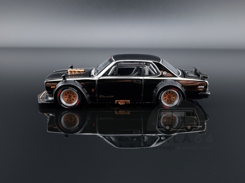 Model samochodu Nissan Skyline GT-R V8 Drift Hakosuka Dark Chrome w skali 1:64 - black