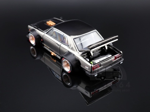 Model samochodu Nissan Skyline GT-R V8 Drift Hakosuka Dark Chrome w skali 1:64 - black