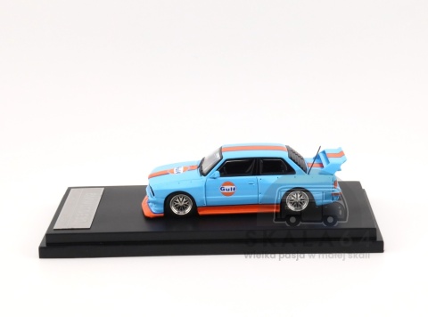 Model samochodu BMW 3 LTO E30 Limited Edition GULF Blue Orange w skali 1:64 - bok