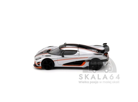 Model samochodu Koenigsegg Agera RS Moon Silver / Black w skali 1:64 - bok