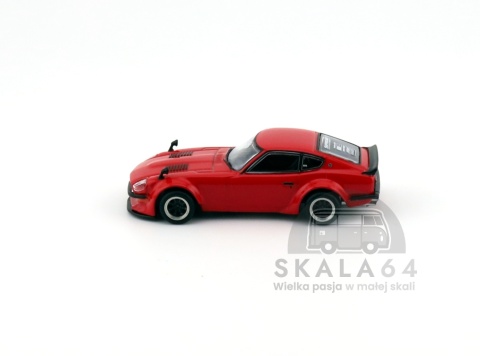 Model samochodu Nissan Fairlady Z S30 Widebody Red JONSIBAL Designworks w skali 1:64 - bok